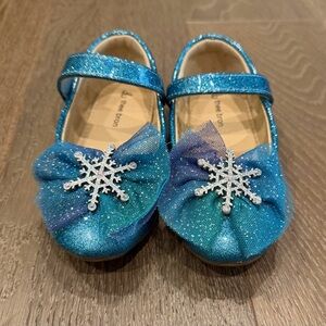 Girls Thee Bron Snowflake Mary Jane flats. Size:10. Gently Used.